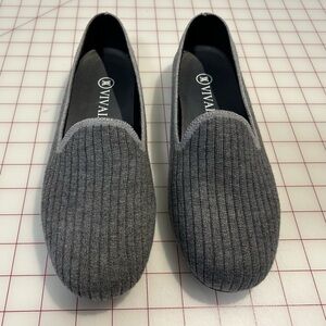 Like new gray Vivaia flats, ribbed knit fabric, sz 8 comfy, perfect for Fall
